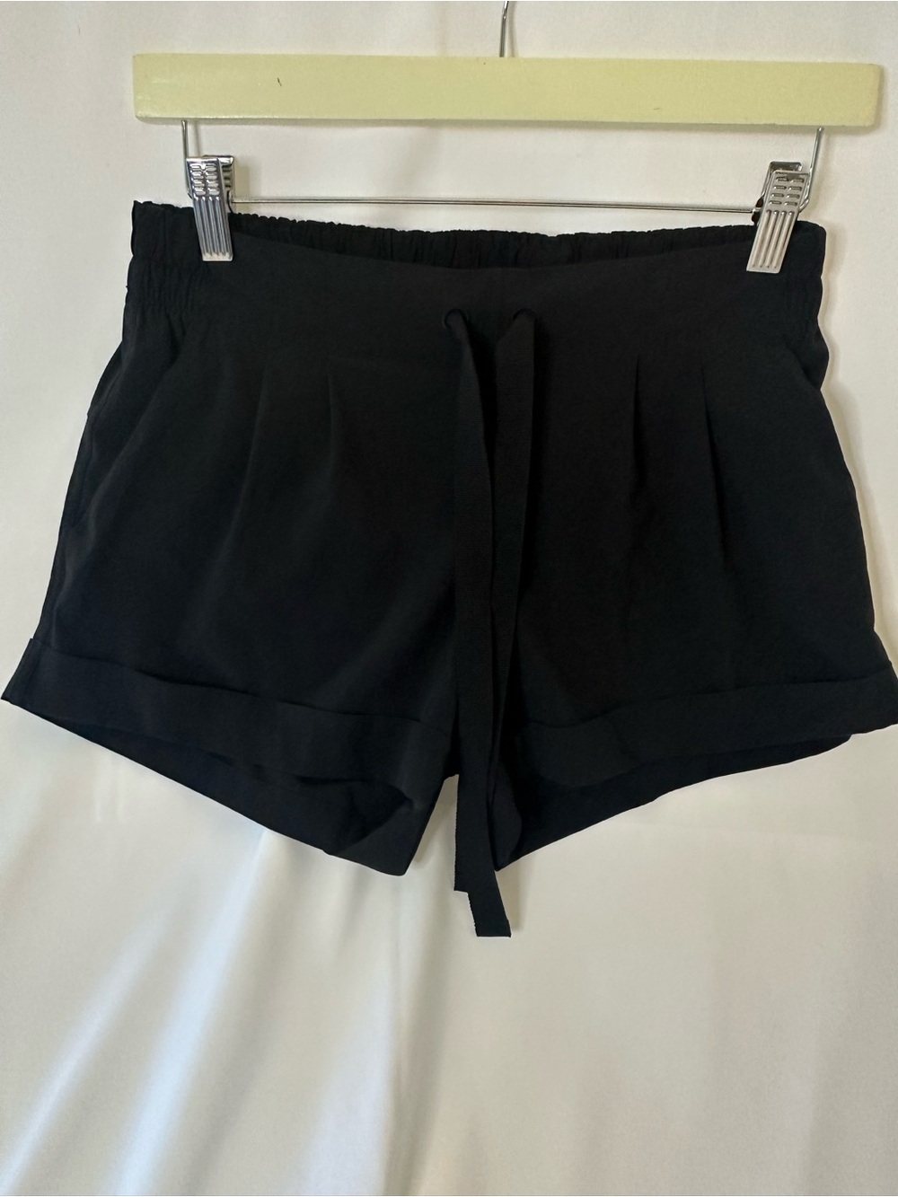 Lululemon Spring Break Away Short II Womens Size 6 Black Drawstring Cuffed